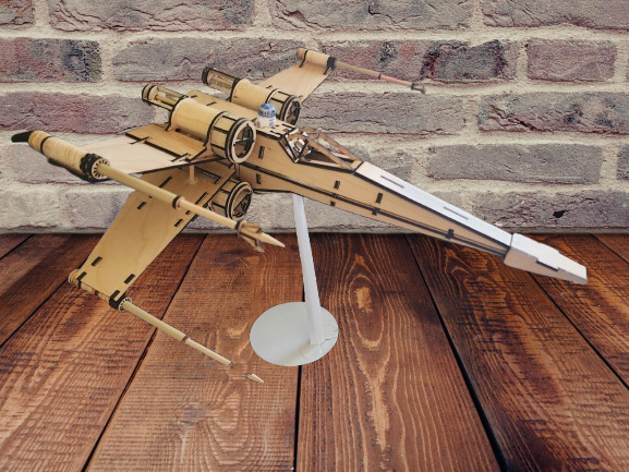 Detailed Spaceship Model Kit for Enthusiasts and Hobbyists